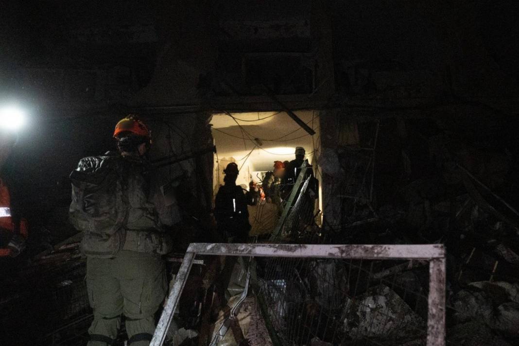 İran gece boyu durmadı: Fettah, Kadir ve Emad füzeleri İsrail'i birbirine kattı 3